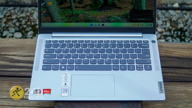 Bàn phím của Lenovo IdeaPad Slim 5 Light còn có đèn nền hỗ trợ tốt cho những ai hay làm việc về đêm