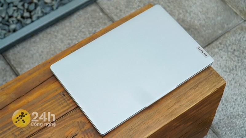 Không chỉ nhỏ gọn mà Lenovo IdeaPad Slim 5 Light còn rất nhẹ với cân nặng khoảng 1.17 kg