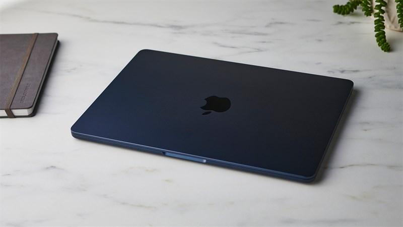 MacBook Air M2 là mẫu MacBook đầu tiên Apple áp dụng màu đen