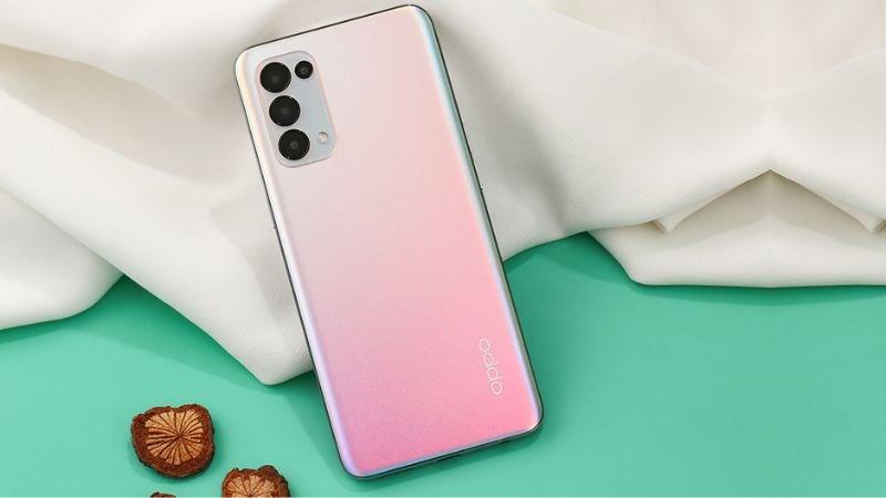 OPPO Reno5 đ&atilde; được đ&aacute;nh gi&aacute; cao bởi thiết kế mỏng nhẹ v&agrave; mặt lưng &aacute;nh kim tinh tế