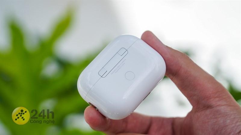 Thiết kế AirPods Pro 2 không quá khác biệt so với thế hệ trước nhưng chân ngắn hơn một chút.