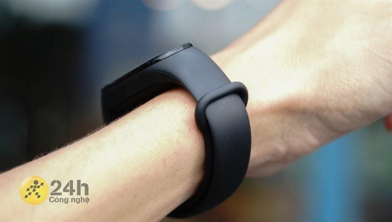 Trải nghiệm khi đeo Xiaomi Band 7 rất thoải mái và dễ chịu