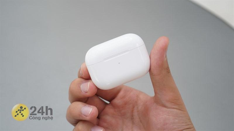 Trên tay AirPods Pro 2: Hộp sạc có loa, cải thiện chất âm, tính năng