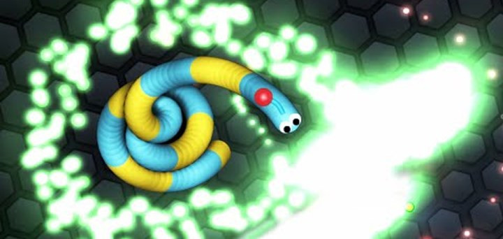 alt text: giao diện chơi game Slither.io với nhiều con rắn đầy màu sắc