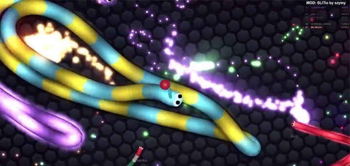 alt text: Rắn trong Slither.io ăn các hạt ánh sáng để lớn lên