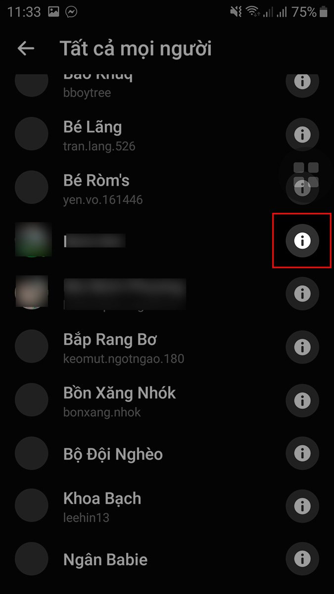 Chọn người muốn xóa và nhấn biểu tượng chữ i