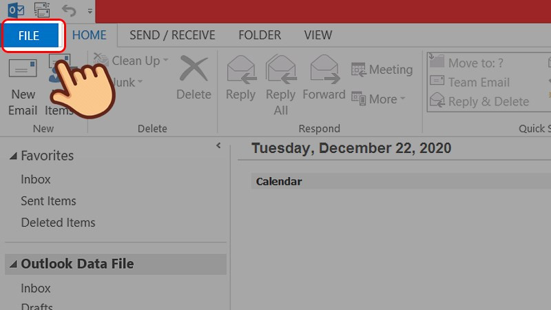 Mở ứng dụng Outlook, chọn thẻ File.