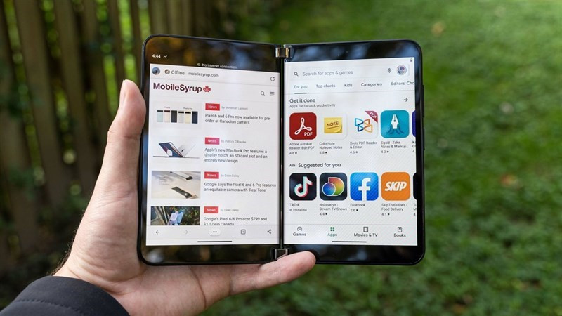 Surface Duo với 2 màn hình hiển thị riêng biệt.