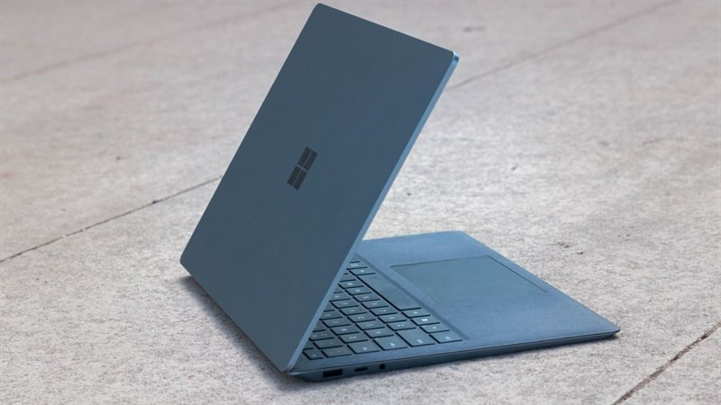 Surface Laptop tương tự một chiếc laptop truyền thống.