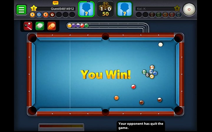 alt text: Hình ảnh hiển thị giao diện chơi game 8 Ball Pool trên điện thoại, với các nút điều khiển và hiển thị thông tin người chơi