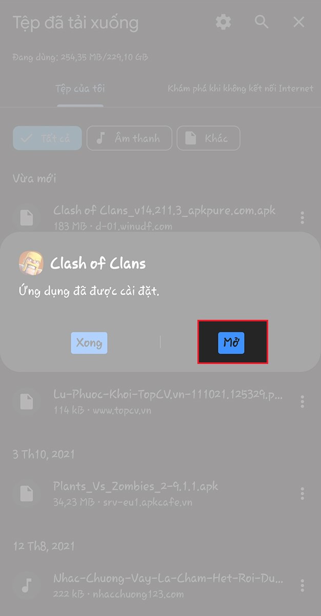 alt text: Mở game Clash of Clans