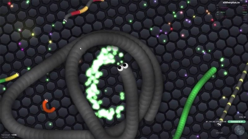 alt text: Rắn trong Slither.io sử dụng chiến thuật bao vây đối thủ