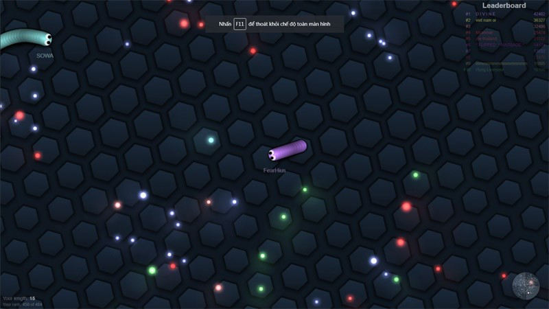 alt text: Rắn trong Slither.io sử dụng tăng tốc để vượt mặt đối thủ