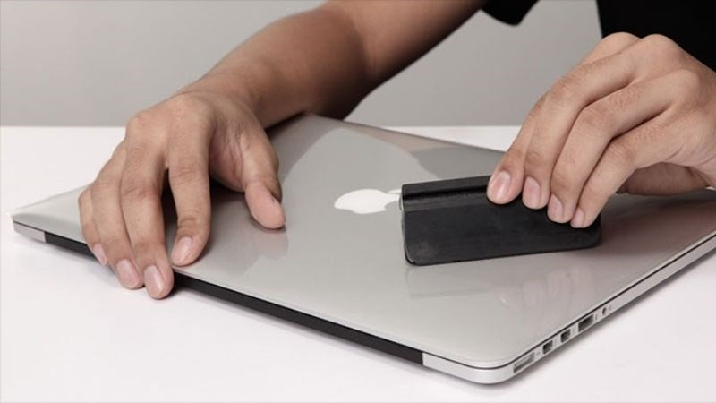 Cách lau vỏ ngoài Macbook