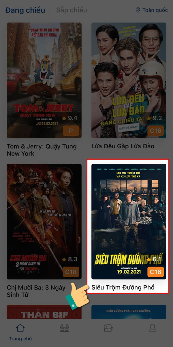 Chọn phim trên ứng dụng Galaxy Cinema