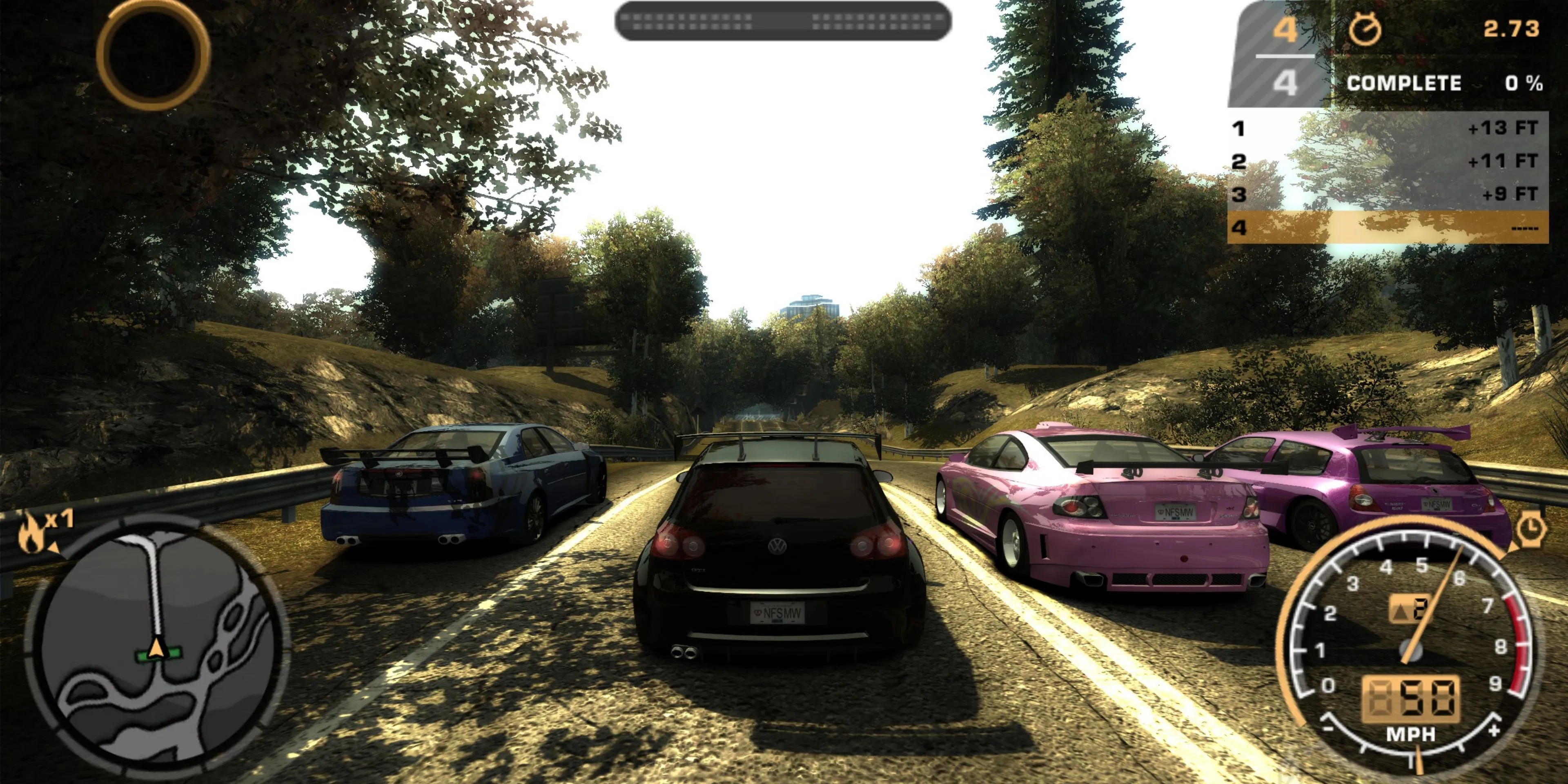 Ảnh chụp màn hình game Need For Speed Most Wanted Black Edition 2005, hiển thị chiếc BMW M3 GTR màu trắng xanh đang di chuyển trên đường cao tốc