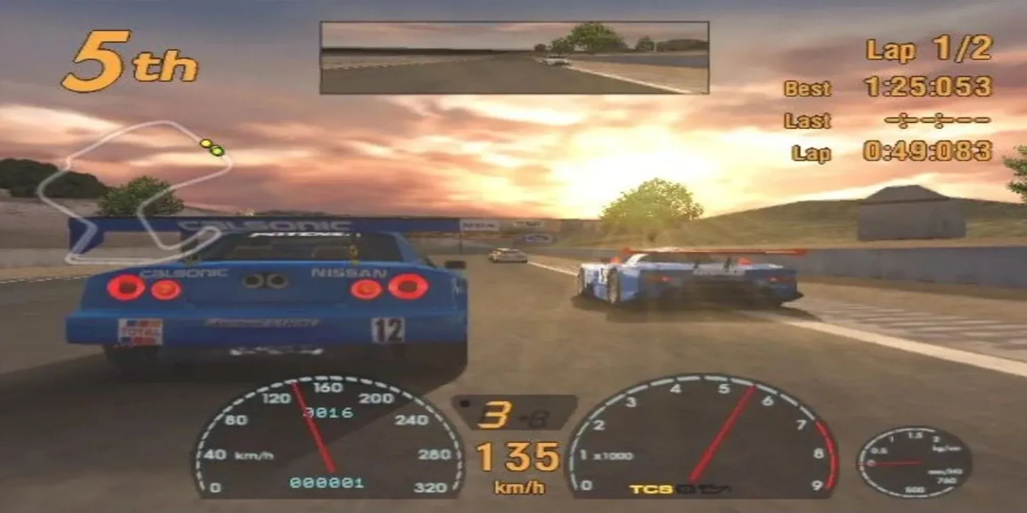 Ba chiếc xe đua thể thao đang cạnh tranh khốc liệt trên một góc cua trong game Gran Turismo 3 A-Spec trên PS2