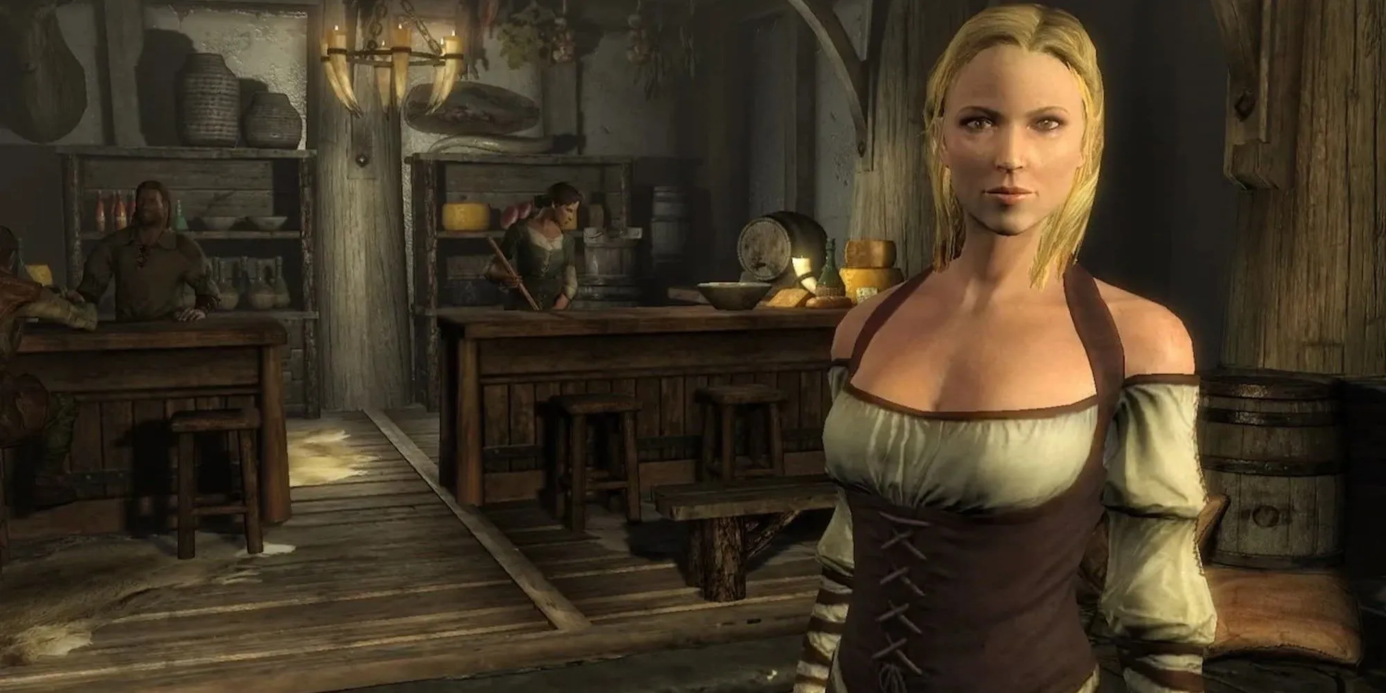 Bên trong một cửa hàng đồ cũ chật chội với nhiều đồ vật trên kệ trong The Elder Scrolls V: Skyrim