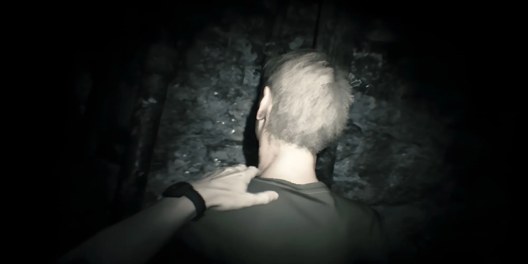 Clancy tìm thấy Andre trong căn nhà bỏ hoang ở Resident Evil 7: Beginning Hour