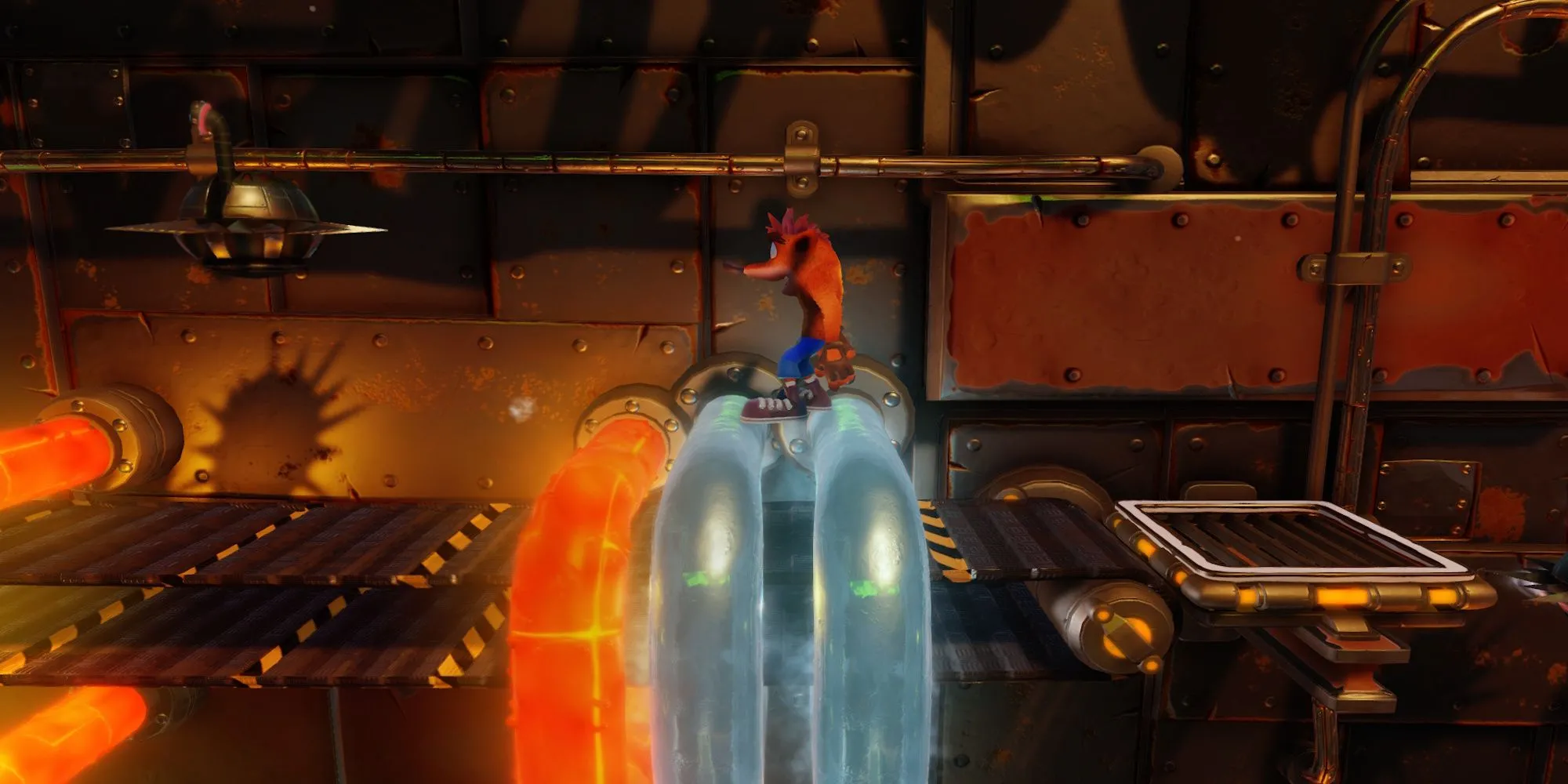Crash Bandicoot di chuyển trong nhà máy đầy máy móc hạng nặng và đường ống nóng đỏ của màn Heavy Machinery