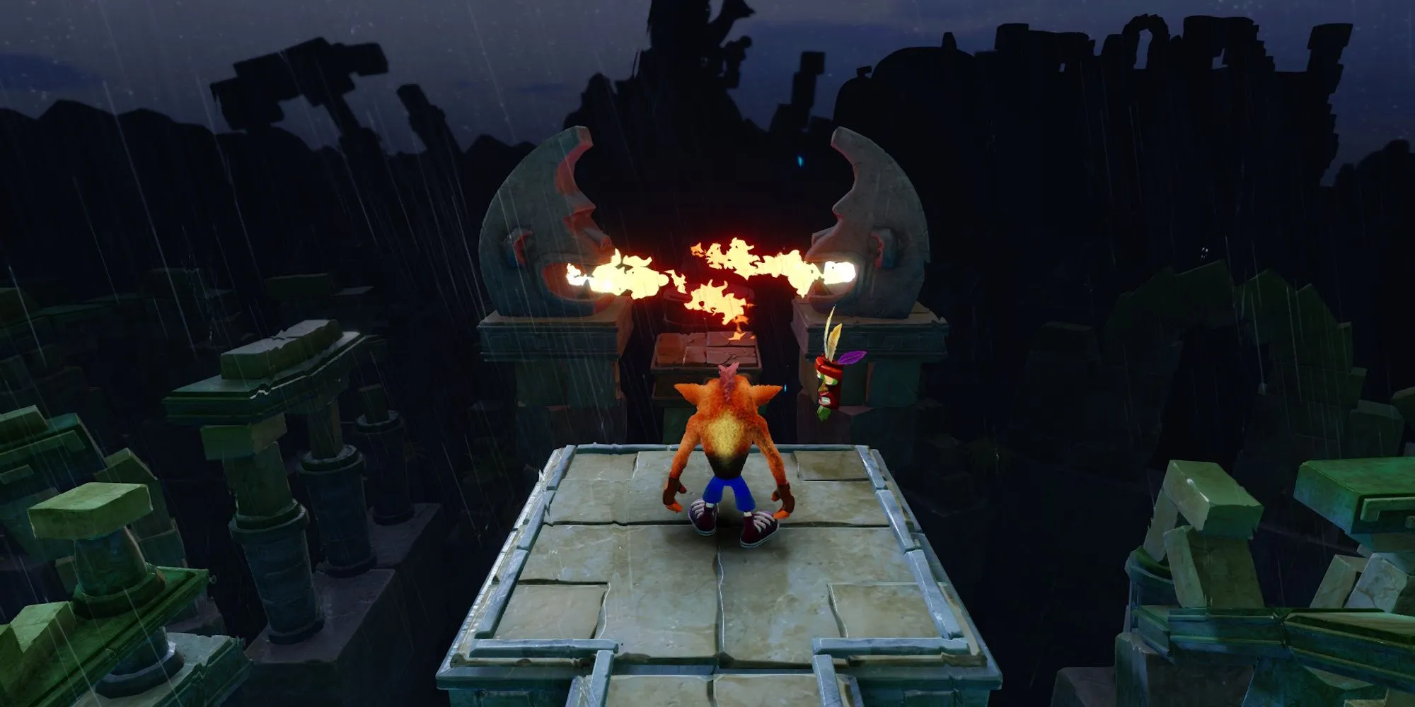Crash Bandicoot khám phá tàn tích Aztec cổ đại trong màn chơi Ruination với bối cảnh đêm tối và lửa trại
