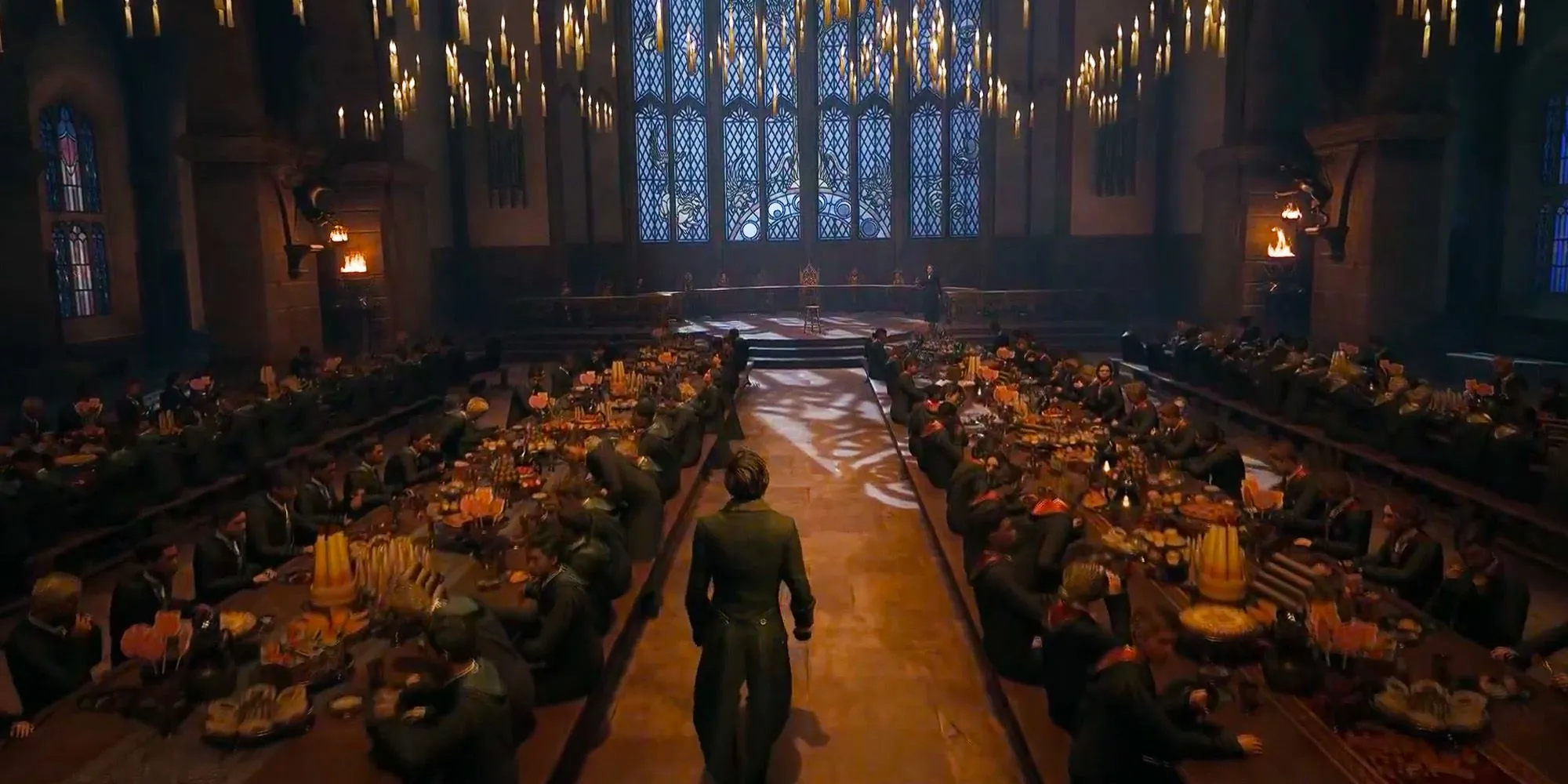 Đại sảnh với bữa tiệc trong Hogwarts Legacy.