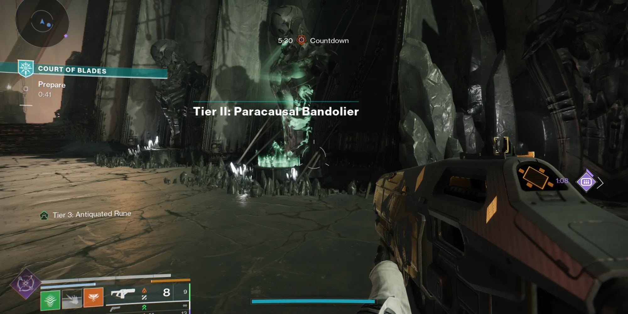 Hành lang dẫn đến Court of Oryx với sáu bức tượng Hive chứa Armaments có thể mua bằng Runes trong Destiny 2