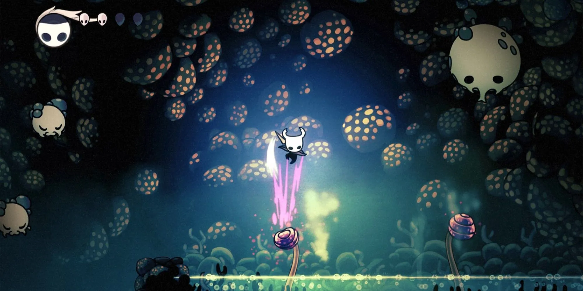 Hiệp sĩ nhỏ bé trong Hollow Knight đang nhảy trên một loài thực vật phát sáng trong thế giới ngầm tăm tối