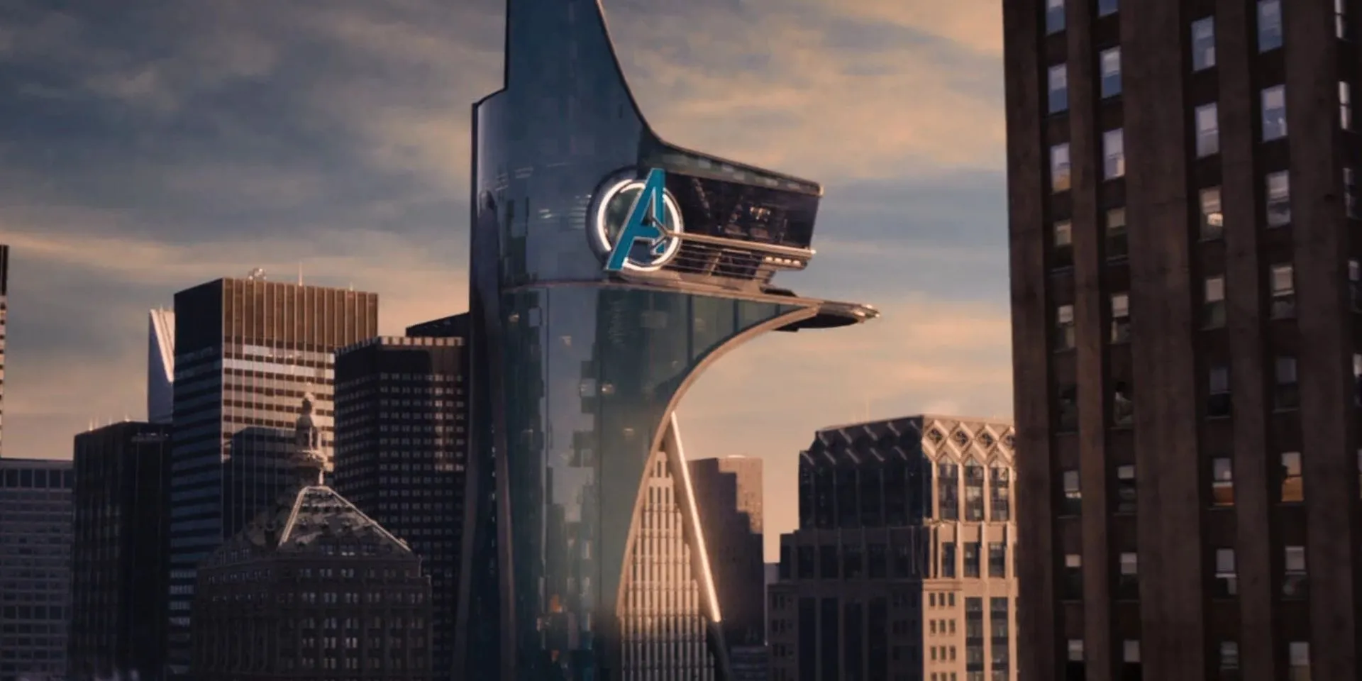 Hình ảnh bên ngoài của Tháp Avengers trong phim Avengers: Age of Ultron, một tòa nhà chọc trời hiện đại.