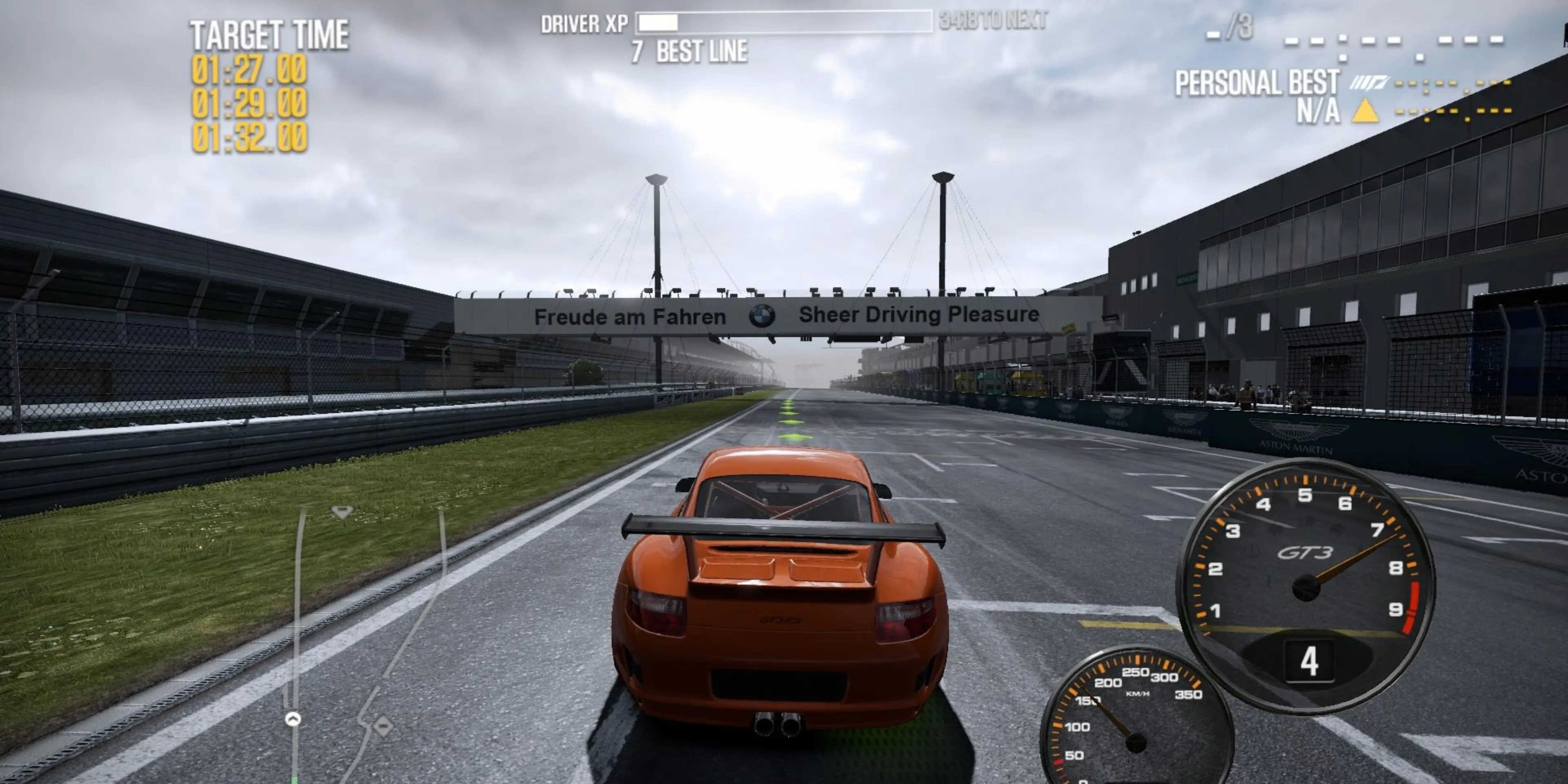 Hình ảnh chiếc xe đua đang di chuyển trên đường đua dưới ánh đèn đêm trong game NFS Shift 2 Unleashed