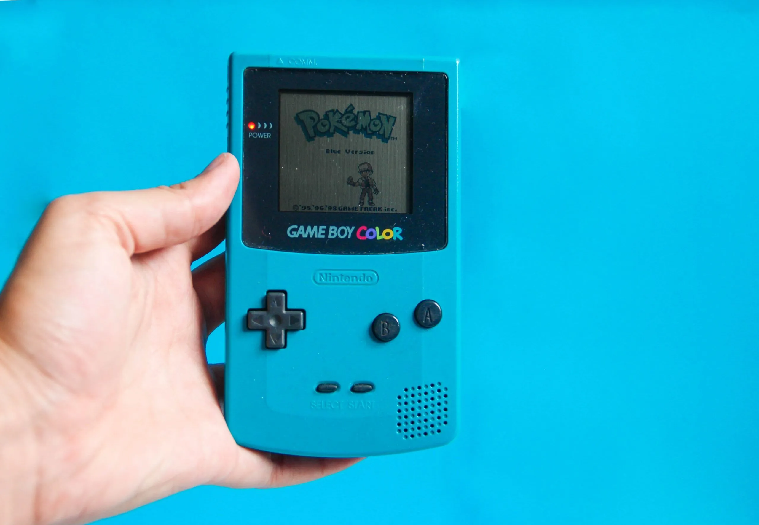 Hình ảnh Game Boy cổ điển với tựa game Pokemon Blue, gợi nhớ về thời kỳ hoàng kim của tạp chí game in ấn