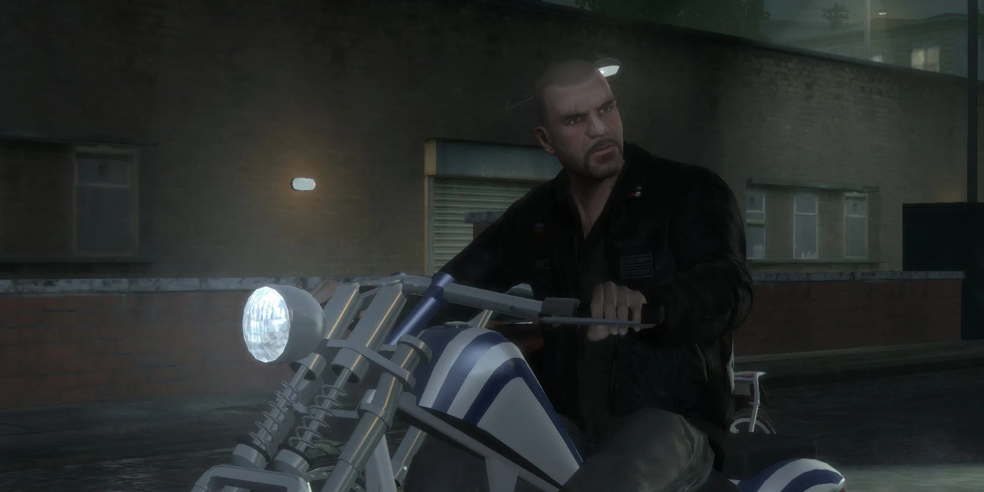 Johnny Klebitz trong GTA 4 trên chiếc mô tô của mình vào ban đêm