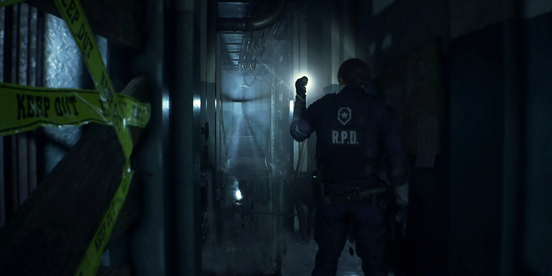 Những Tựa Game Khiến Bạn Phải Đeo Tai Nghe Để Trải Nghiệm Âm Thanh Tuyệt Đỉnh 1 Leon S. Kennedy trong hành lang tối tăm của đồn cảnh sát Raccoon City trong game Resident Evil 2 Remake, thể hiện bầu không khí căng thẳng khi chơi với tai nghe
