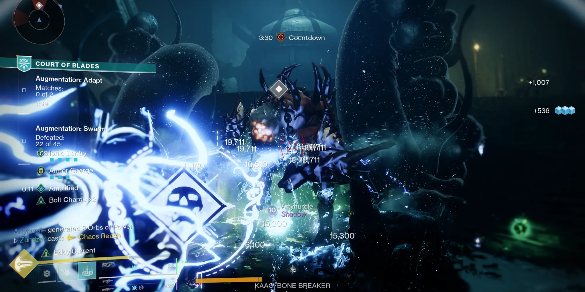 Một Vệ Binh đứng trước cổng phát sáng dẫn vào Court of Blades trong Destiny 2