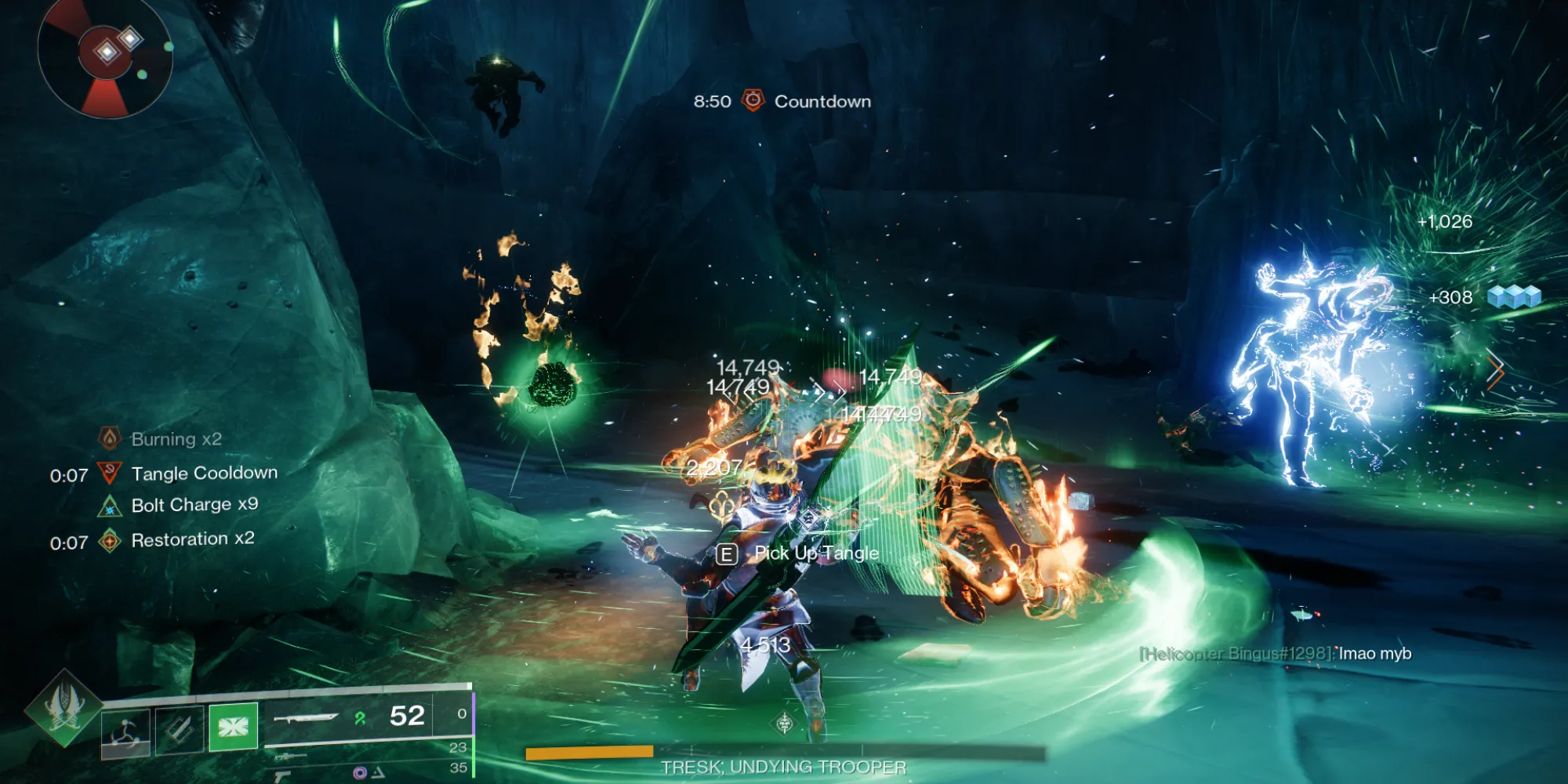 Một Warlock sử dụng siêu năng lực của mình để tấn công kẻ địch trong Court of Blades Destiny 2