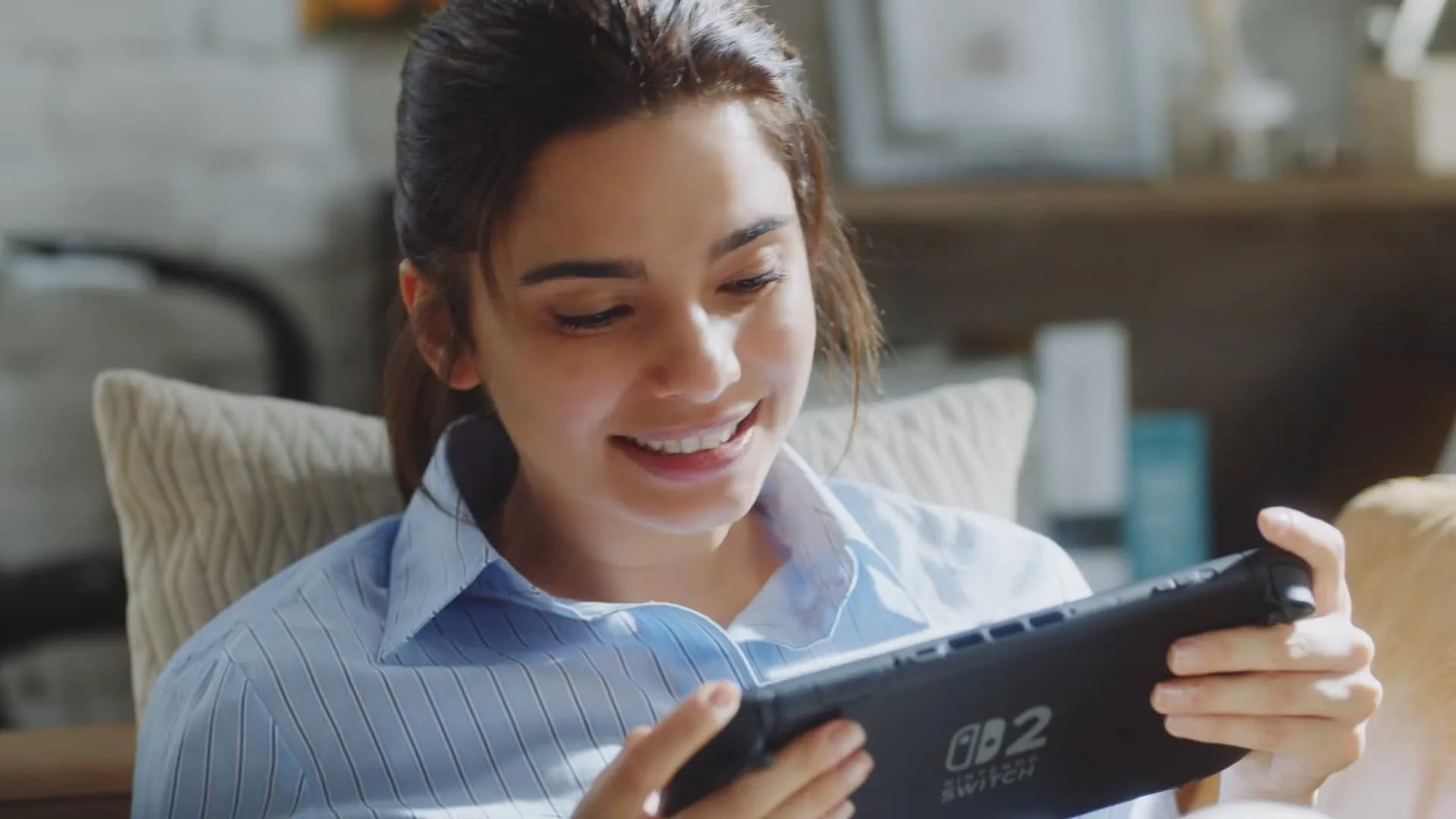 Người dùng trải nghiệm Nintendo Switch 2 ở chế độ cầm tay.