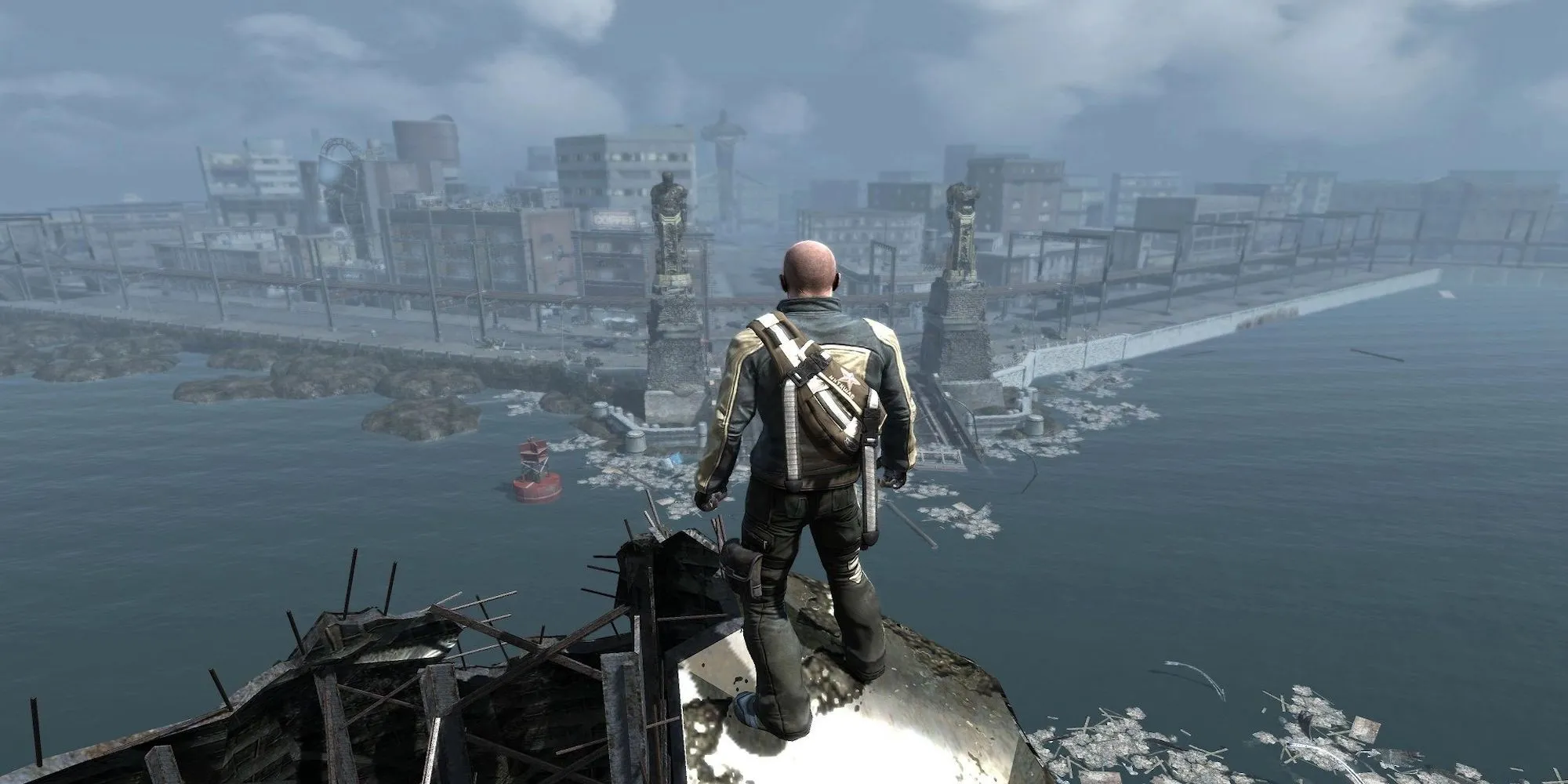 Nhân vật chính Cole MacGrath nhìn ra thành phố từ trên cao trong Infamous, thể hiện quy mô thế giới game
