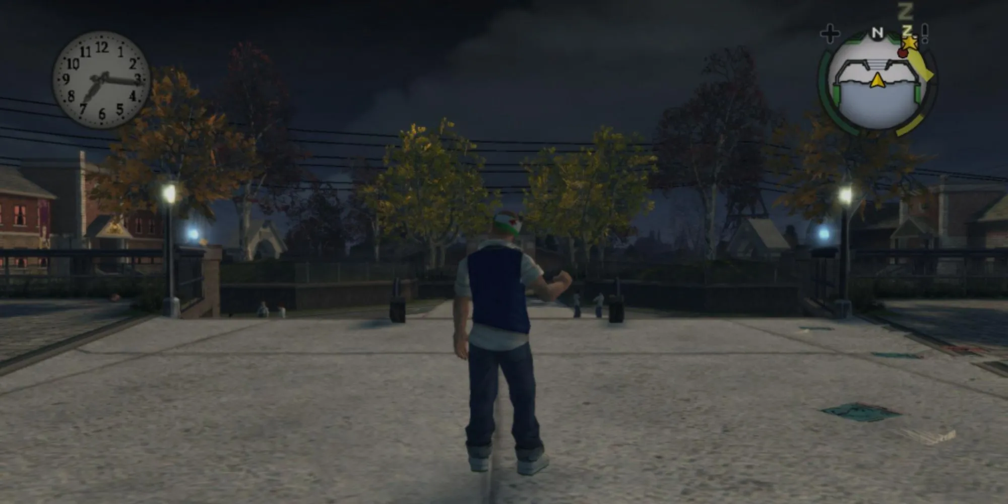 Nhân vật chính Jimmy Hopkins trong game Bully đứng trước cổng trường Bullworth Academy vào ban đêm