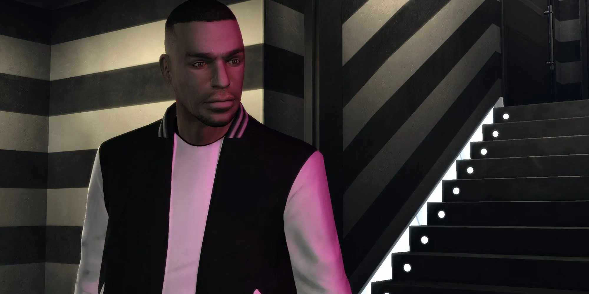Nhân vật chính Luis Lopez trong GTA 4 đứng cạnh cầu thang