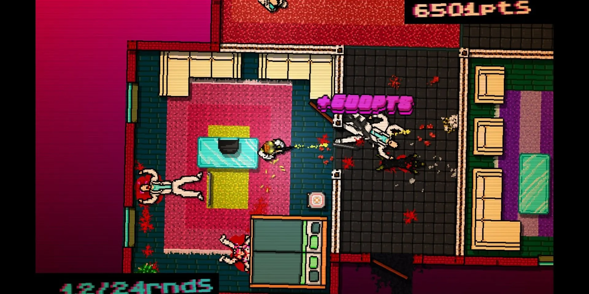 Nhân vật chính trong Hotline Miami đang bắn hạ kẻ thù trong một căn phòng đầy máu me