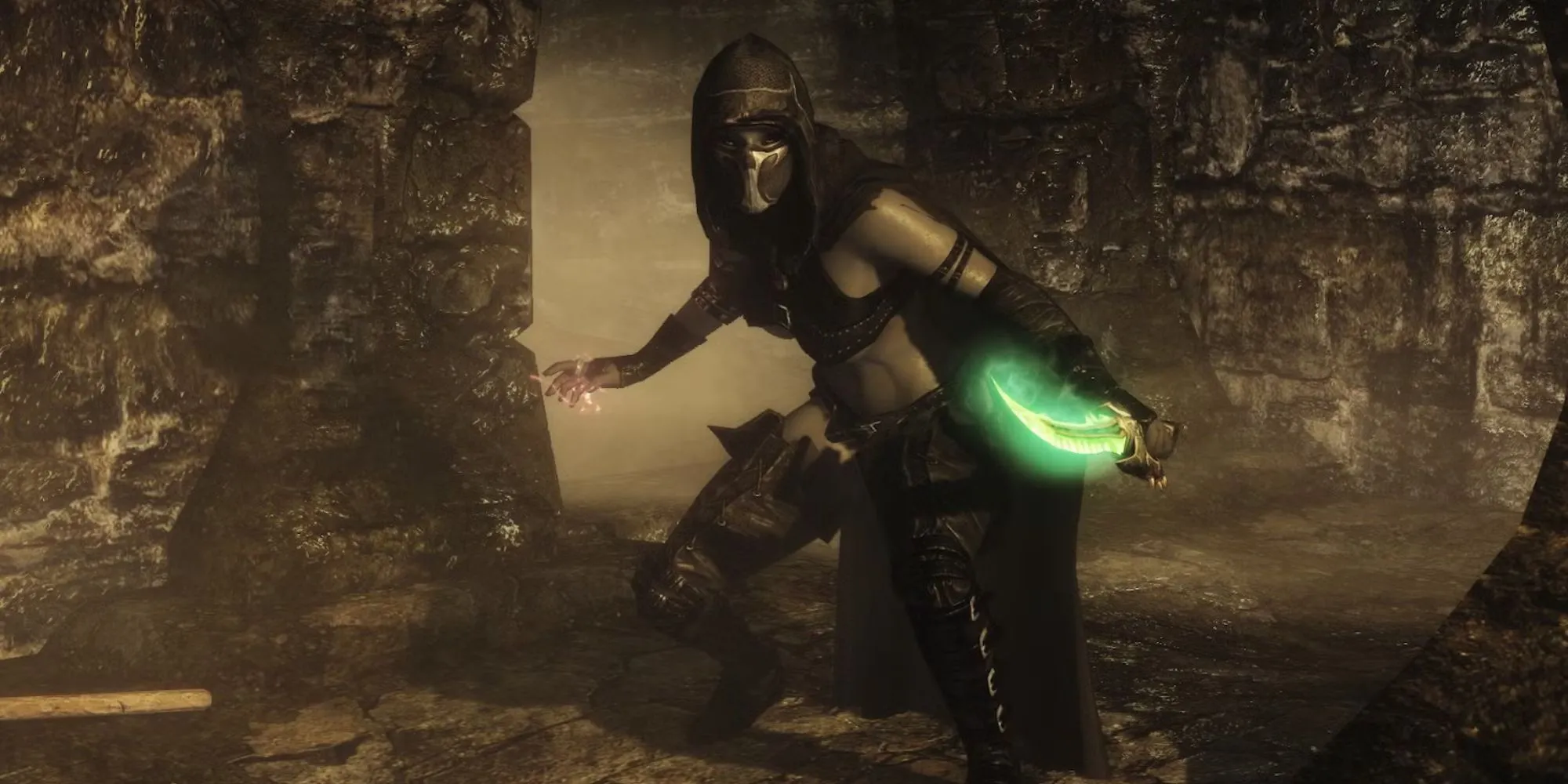 Nhân vật đang thực hiện hành động lén lút trong Skyrim với mũi tên cắm trên người kẻ địch nhưng kẻ địch không hề hay biết