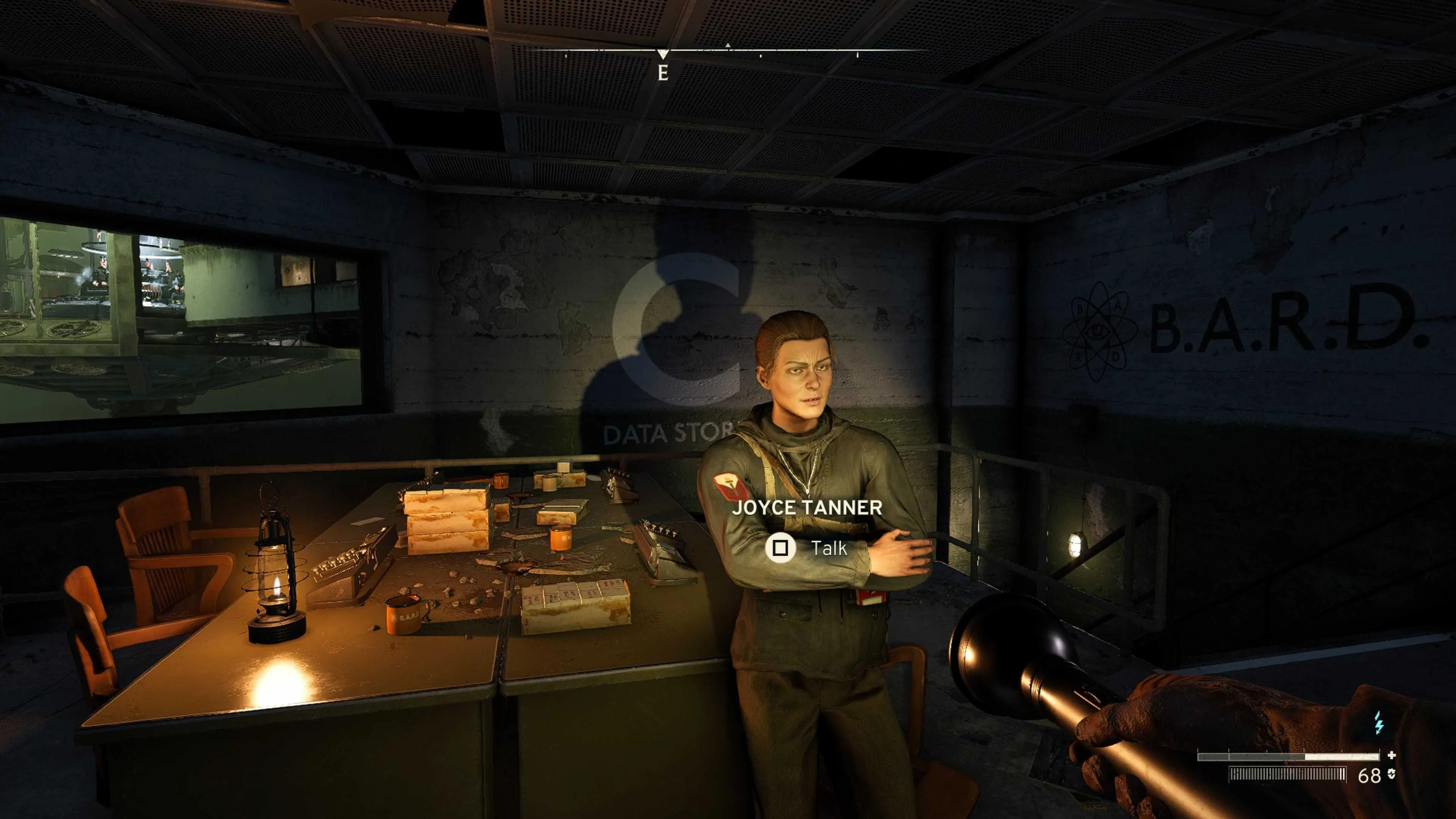 Nhân vật Dr Joyce Tanner trong game Atomfall đang tương tác với thiết bị công nghệ