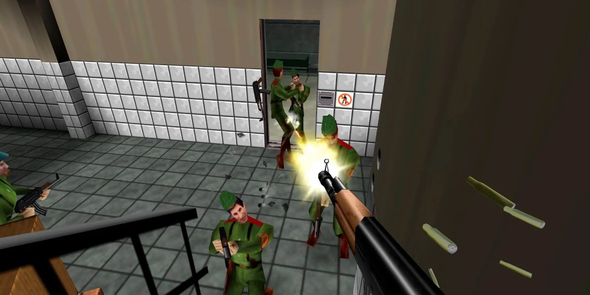 Nhân vật James Bond trong GoldenEye 007 đang ngắm bắn kẻ thù từ cuối cầu thang