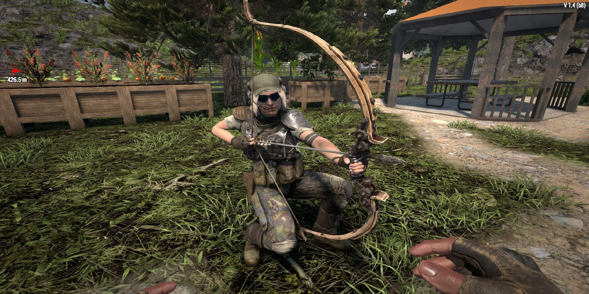 Nhân vật người chơi đang nhắm bắn với cung tên trong 7 Days to Die với kỹ năng Animal Tracker