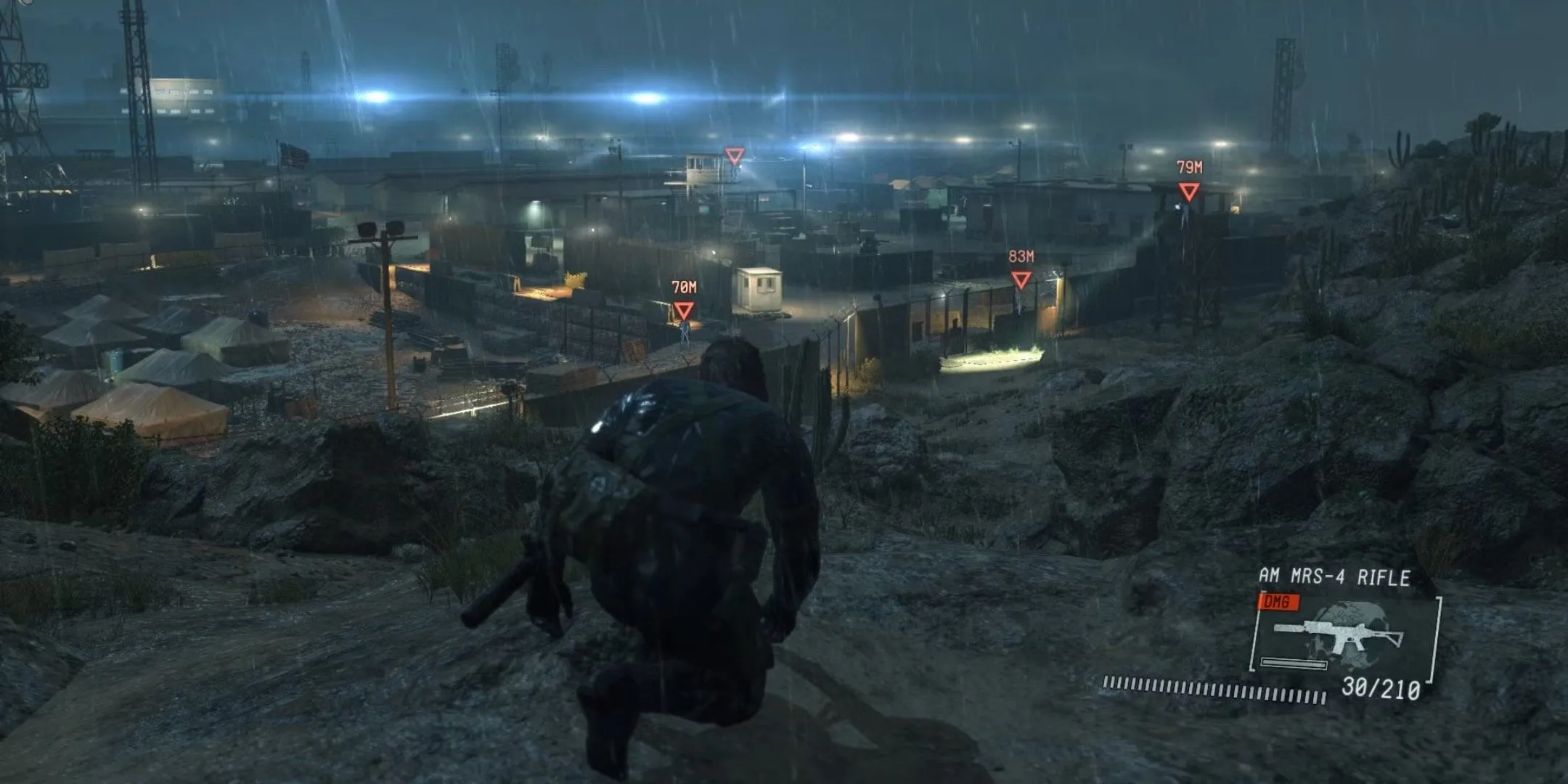 Nhân vật Snake quan sát một khu trại trong Metal Gear Solid 5 Ground Zeroes, tựa game lén lút có thể hoàn thành nhanh
