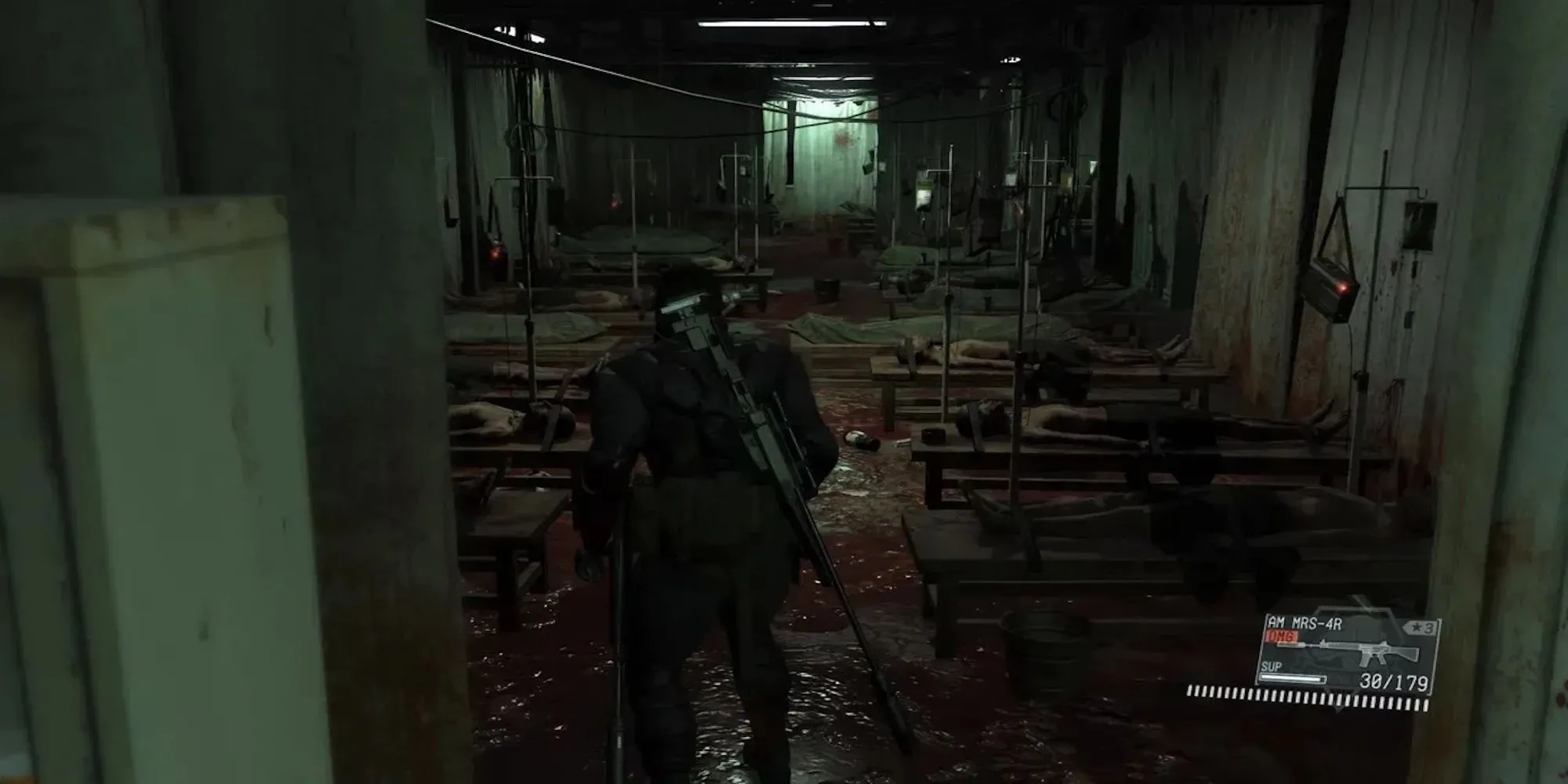 Nhân vật Snake trong Metal Gear Solid V The Phantom Pain tại Mother Base, nơi có thể tắm rửa