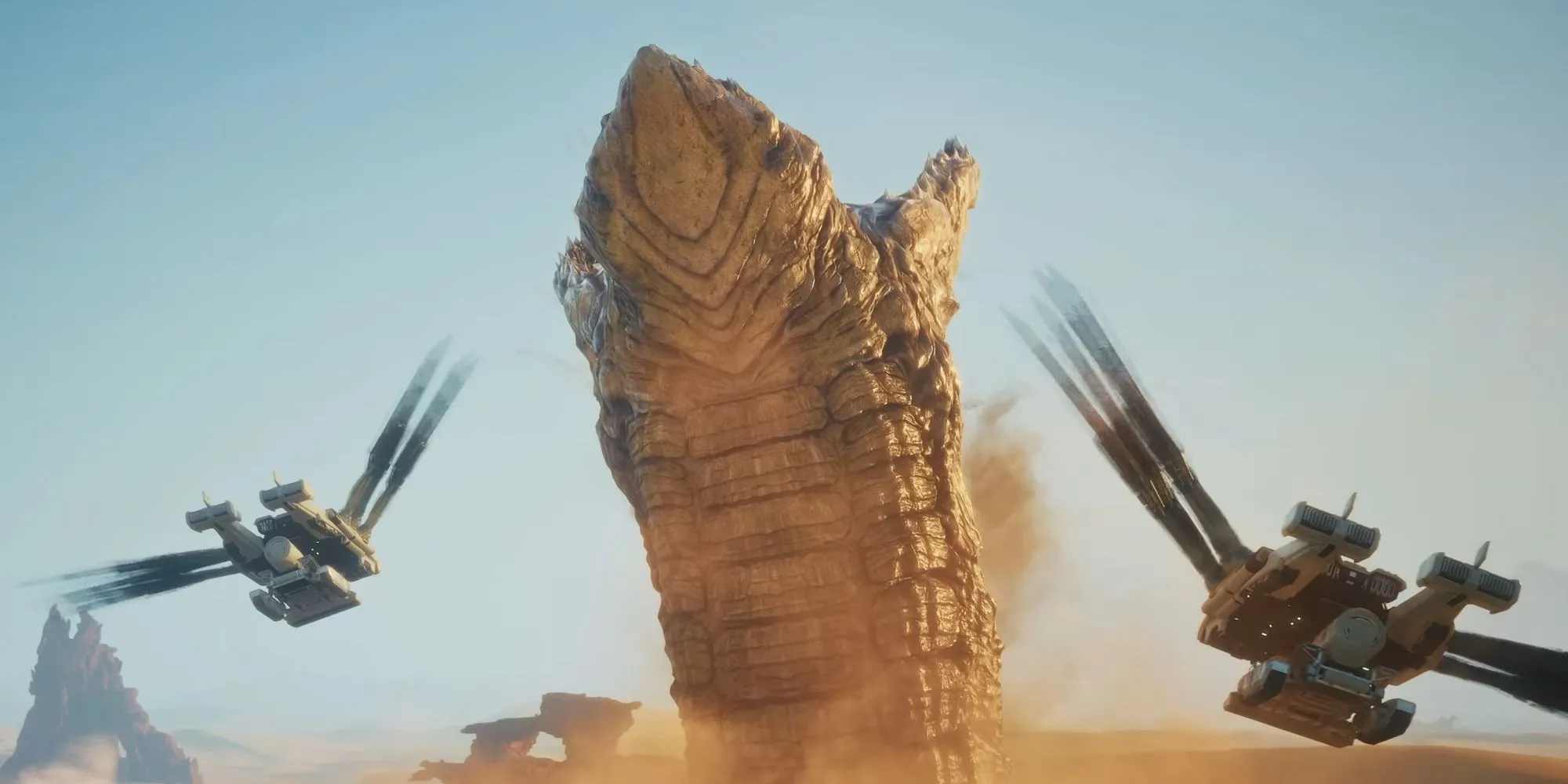 Sâu cát Shai-Hulud khổng lồ và trực thăng Ornithopter bay lượn trên sa mạc Arrakis trong game Dune: Awakening