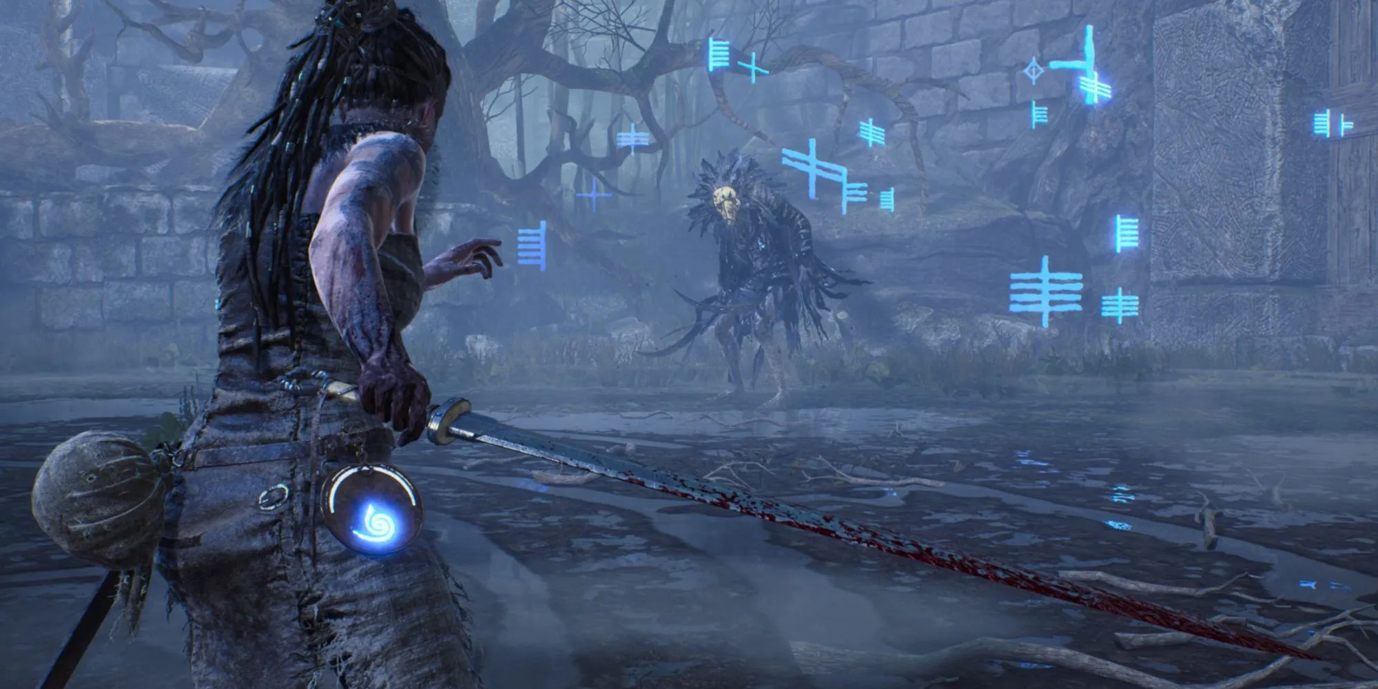 Senua đối mặt với một quái vật đáng sợ trong Hellblade Senua's Sacrifice