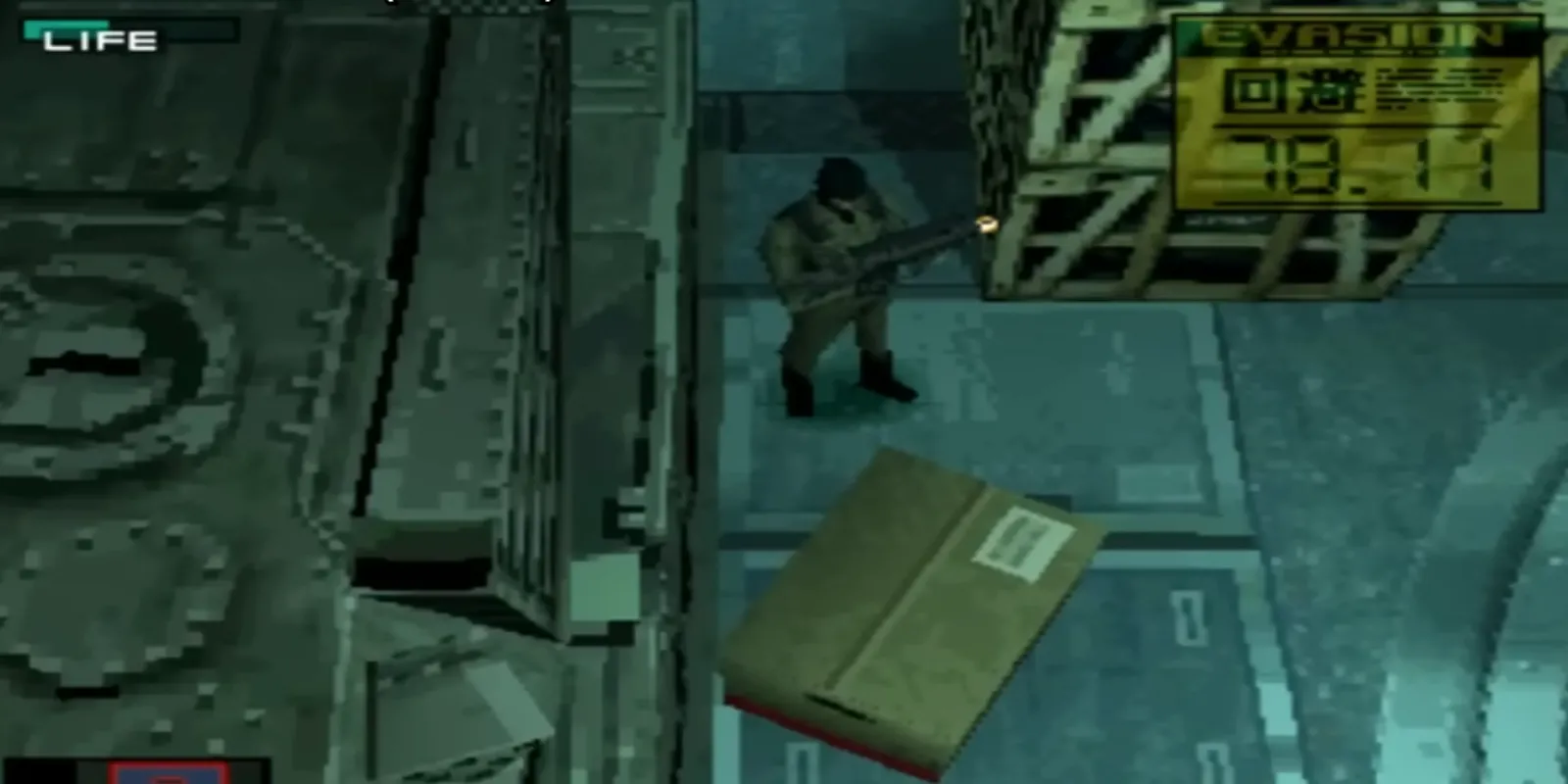 Solid Snake đang ẩn mình bên trong chiếc thùng carton huyền thoại trong Metal Gear Solid