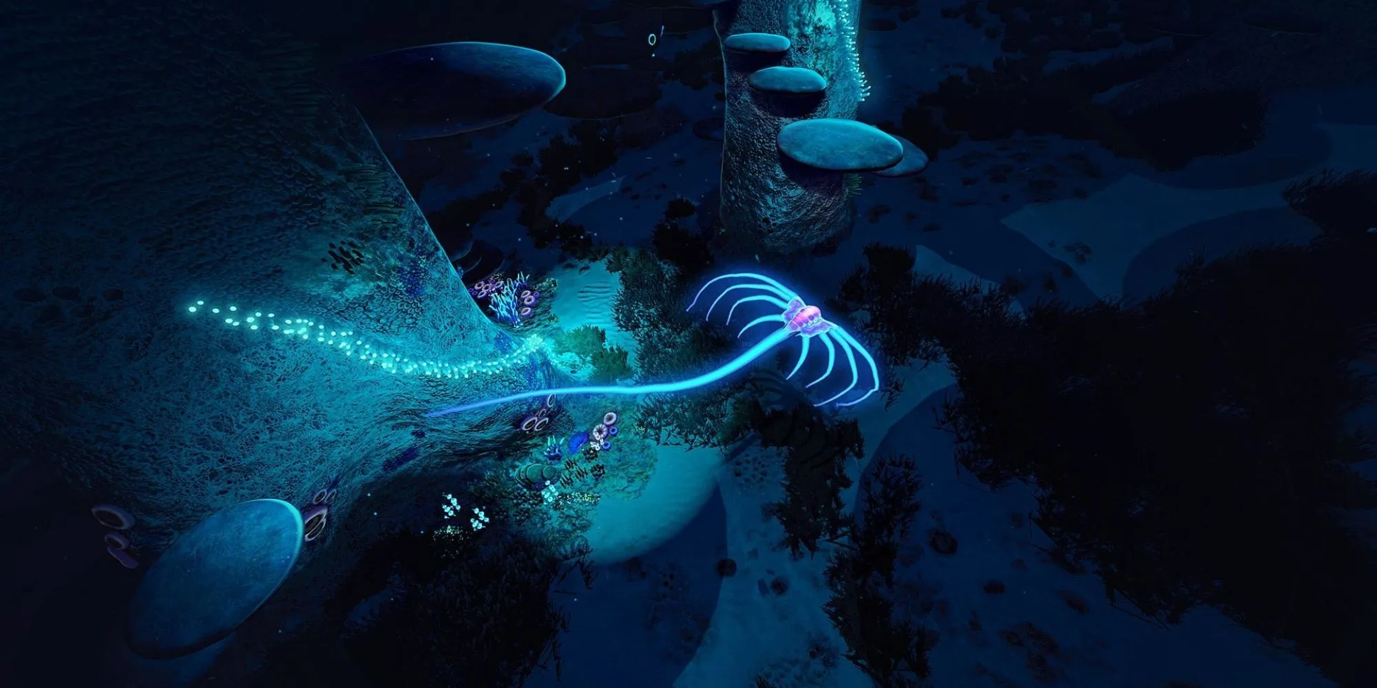 subnautica screenshot underwater glowing creature